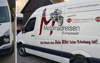 Bedrucktes Werbefahrzeug von M-Motorradreisen