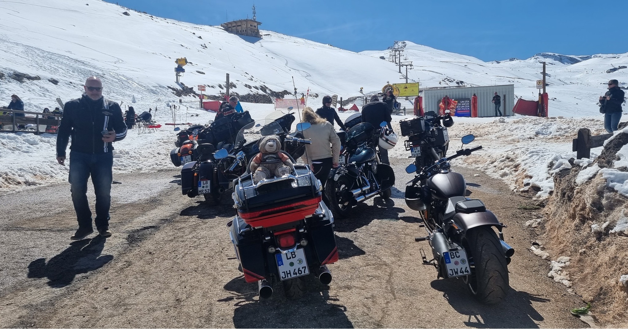 Bikerpause im Schnee mit M-Motorradreisen bei der Andalusien ERFAHREN in Motril 2022