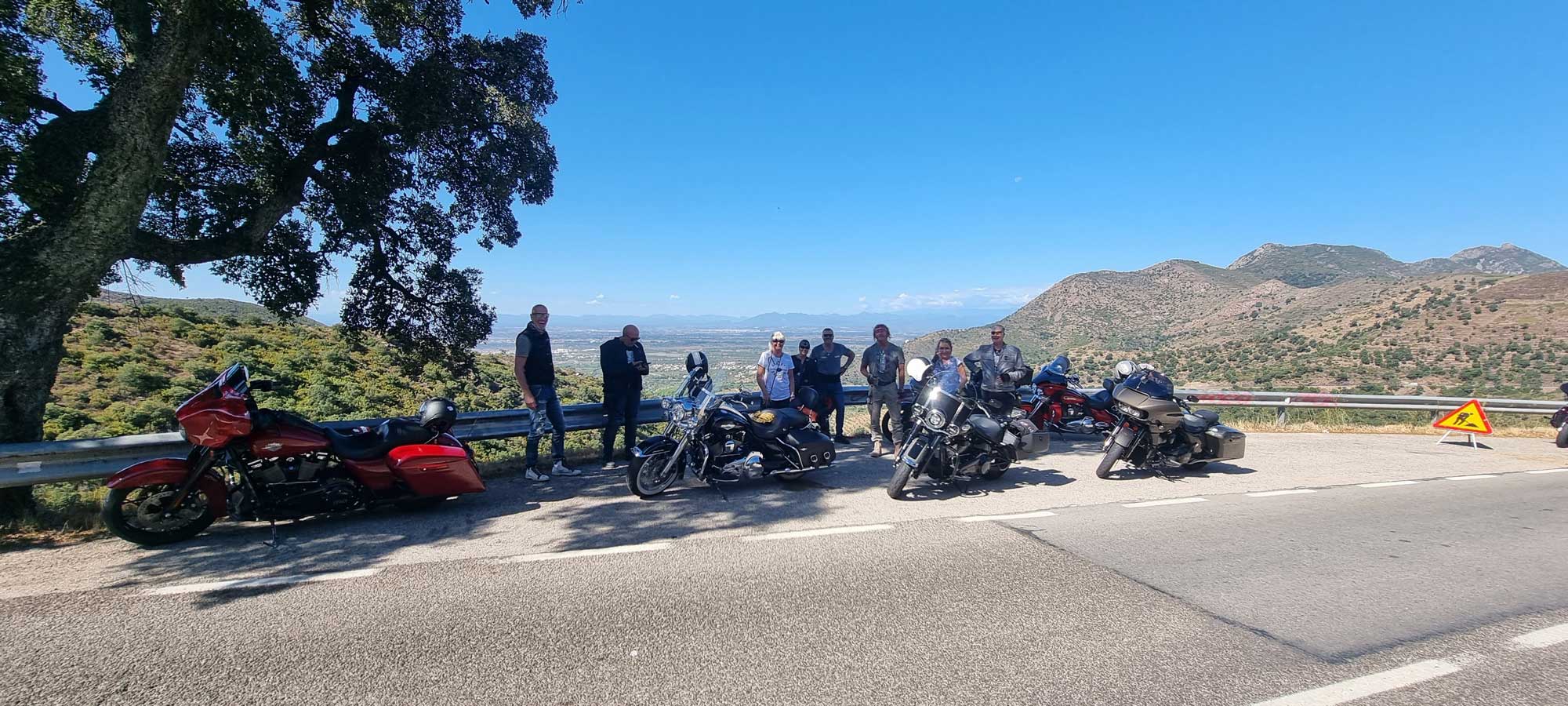 Bikerpause bei der Tagestour mit den Motorrädern am sechsten Tag der Katalonien Reise von M-Motorradreisen 2022