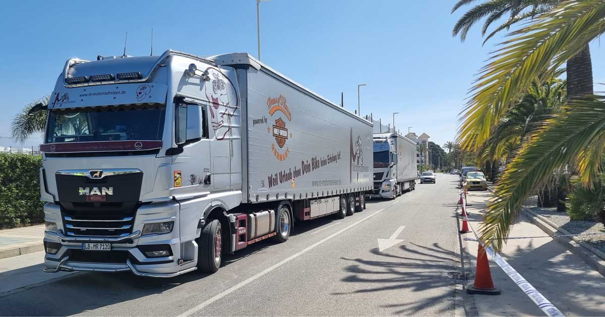 Zwei LKWs beladen mit Motorrädern bei der Andalusien Sierra Nevada ERFAHREN 20233
