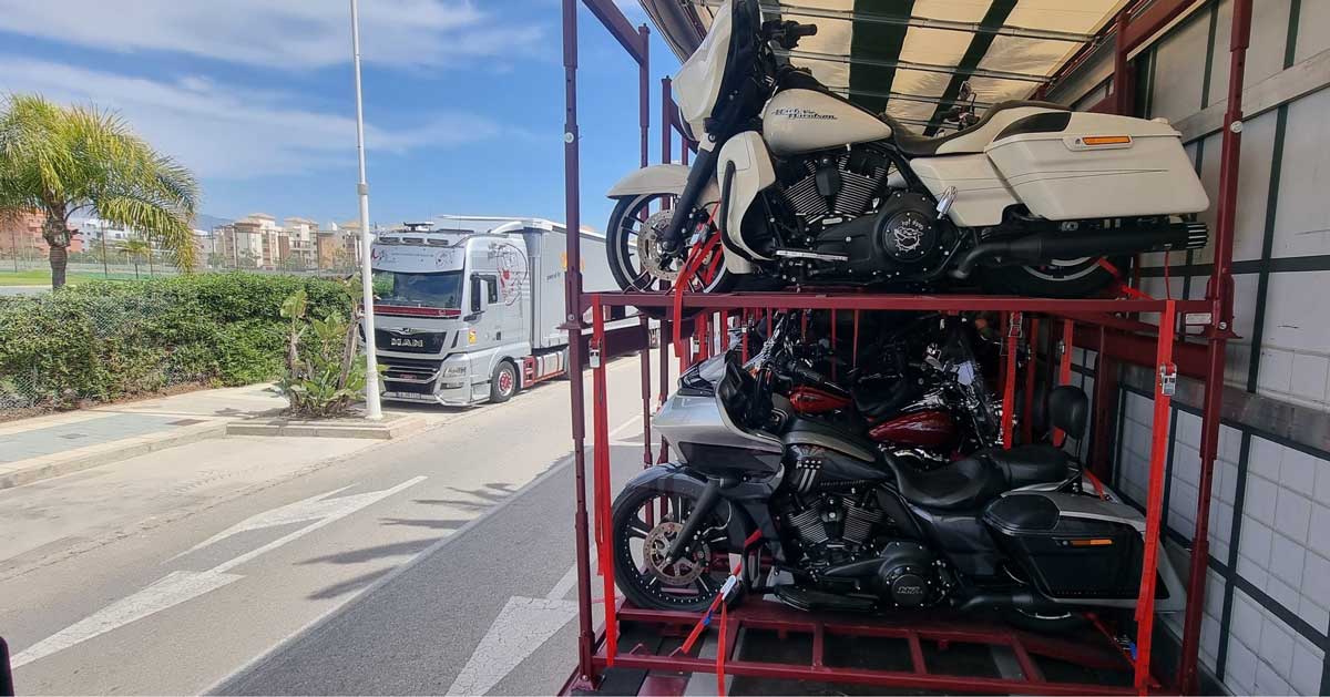 Sicher verstaute Motorräder auf den LKWs bei der Andalusien Sierra Nevada ERFAHREN 20233