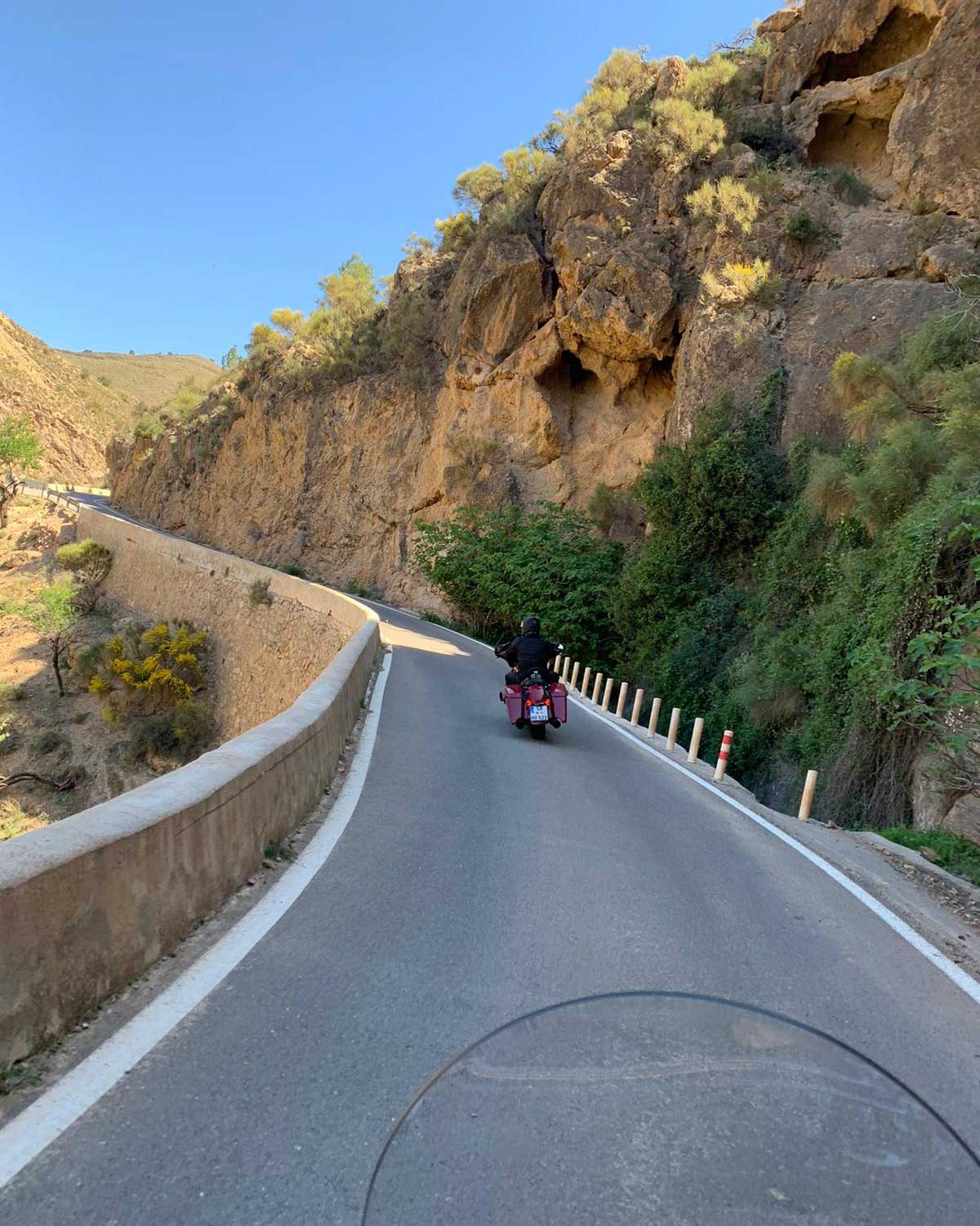 Motorradfahren mit tollen Kurven am sechsten Tag der Sierra Nevada ERFAHREN 2023 mit M-Motorradreisen